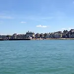 Embruns Maison Spacieuse Rénovée 5 Ch 3 Sdb Belle Terrasse Aménagée Barbecue à 250 M De La En Plein Centre D' Au Coeur Des Plages Du Débarquement, Proximité De Bayeux Сasa de vacaciones