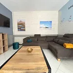 Сasa de vacaciones Embruns Maison Spacieuse Rénovée 5 Ch 3 Sdb Belle Terrasse Aménagée Barbecue à 250 M De La En Plein Centre D' Au Coeur Des Plages Du Débarquement, Proximité De Bayeux *