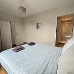 Сasa de vacaciones Embruns Maison Spacieuse Rénovée 5 Ch 3 Sdb Belle Terrasse Aménagée Barbecue à 250 M De La En Plein Centre D' Au Coeur Des Plages Du Débarquement, Proximité De Bayeux Arromanches-les-Bains