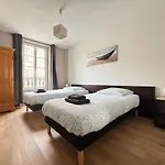 Сasa de vacaciones Embruns Maison Spacieuse Rénovée 5 Ch 3 Sdb Belle Terrasse Aménagée Barbecue à 250 M De La En Plein Centre D' Au Coeur Des Plages Du Débarquement, Proximité De Bayeux *