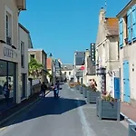 Сasa de vacaciones Embruns Maison Spacieuse Rénovée 5 Ch 3 Sdb Belle Terrasse Aménagée Barbecue à 250 M De La En Plein Centre D' Au Coeur Des Plages Du Débarquement, Proximité De Bayeux *