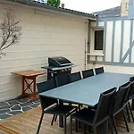 Embruns Maison Spacieuse Rénovée 5 Ch 3 Sdb Belle Terrasse Aménagée Barbecue à 250 M De La En Plein Centre D' Au Coeur Des Plages Du Débarquement, Proximité De Bayeux Сasa de vacaciones Arromanches-les-Bains