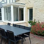 Embruns Maison Spacieuse Rénovée 5 Ch 3 Sdb Belle Terrasse Aménagée Barbecue à 250 M De La En Plein Centre D' Au Coeur Des Plages Du Débarquement, Proximité De Bayeux Arromanches-les-Bains