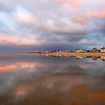 Сasa de vacaciones Embruns Maison Spacieuse Rénovée 5 Ch 3 Sdb Belle Terrasse Aménagée Barbecue à 250 M De La En Plein Centre D' Au Coeur Des Plages Du Débarquement, Proximité De Bayeux Arromanches-les-Bains