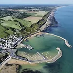 Embruns Maison Spacieuse Rénovée 5 Ch 3 Sdb Belle Terrasse Aménagée Barbecue à 250 M De La En Plein Centre D' Au Coeur Des Plages Du Débarquement, Proximité De Bayeux Сasa de vacaciones Arromanches-les-Bains