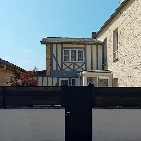 بيت للعطل Embruns Maison Spacieuse Renovee 5 Ch 3 Sdb 2 Wc Belle Terrasse Amenagee Barbecue A 250 M De La En Plein Centre D' Arromanches, Tous Commerces, Restaurants, Au Coeur Des Plages Du Debarquement, Proximite De Bayeux *
