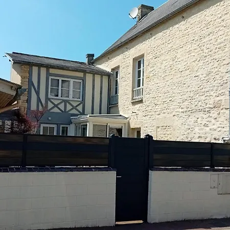 Embruns Maison Spacieuse Renovee 5 Ch 3 Sdb 2 Wc Belle Terrasse Amenagee Barbecue A 250 M De La En Plein Centre D' Au Coeur Des Plages Du Debarquement, Proximite De Bayeux * Arromanches-les-Bains