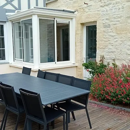 Embruns Maison Spacieuse Renovee 5 Ch 3 Sdb 2 Wc Belle Terrasse Amenagee Barbecue A 250 M De La En Plein Centre D' Arromanches, Tous Commerces, Restaurants, Au Coeur Des Plages Du Debarquement, Proximite De Bayeux ارومانش لي بان