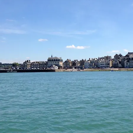 Embruns Maison Spacieuse Rénovée 5 Ch 3 Sdb 2 Wc Belle Terrasse Aménagée Barbecue à 250 M De La En Plein Centre D' Au Coeur Des Plages Du Débarquement, Proximité De Bayeux Hébergement de vacances