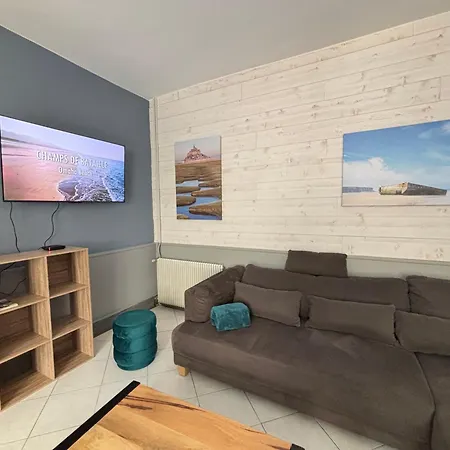 Hébergement de vacances Embruns Maison Spacieuse Rénovée 5 Ch 3 Sdb 2 Wc Belle Terrasse Aménagée Barbecue à 250 M De La En Plein Centre D' Au Coeur Des Plages Du Débarquement, Proximité De Bayeux *