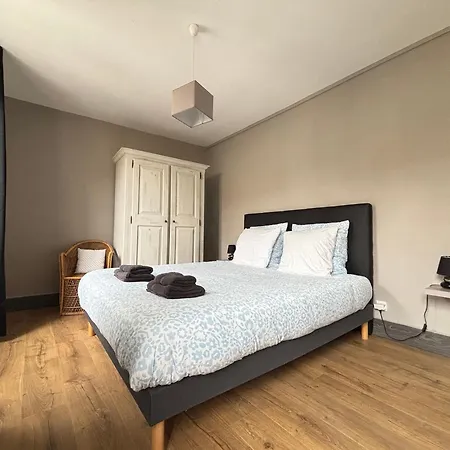 Hébergement de vacances Embruns Maison Spacieuse Rénovée 5 Ch 3 Sdb 2 Wc Belle Terrasse Aménagée Barbecue à 250 M De La En Plein Centre D' Au Coeur Des Plages Du Débarquement, Proximité De Bayeux Arromanches-les-Bains