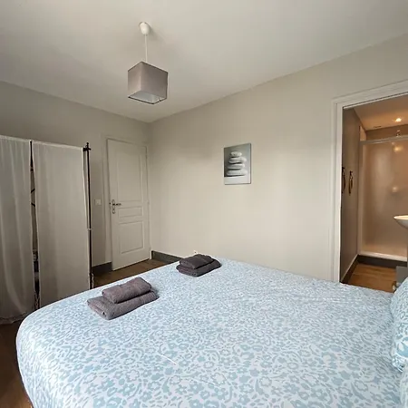 Embruns Maison Spacieuse Rénovée 5 Ch 3 Sdb 2 Wc Belle Terrasse Aménagée Barbecue à 250 M De La En Plein Centre D' Au Coeur Des Plages Du Débarquement, Proximité De Bayeux Hébergement de vacances