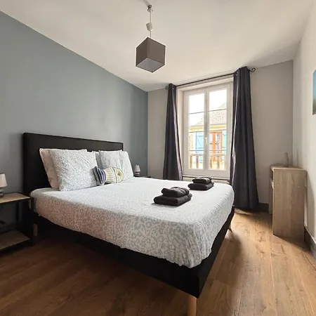 Hébergement de vacances Embruns Maison Spacieuse Rénovée 5 Ch 3 Sdb 2 Wc Belle Terrasse Aménagée Barbecue à 250 M De La En Plein Centre D' Au Coeur Des Plages Du Débarquement, Proximité De Bayeux