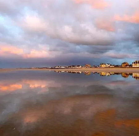 Hébergement de vacances Embruns Maison Spacieuse Rénovée 5 Ch 3 Sdb 2 Wc Belle Terrasse Aménagée Barbecue à 250 M De La En Plein Centre D' Au Coeur Des Plages Du Débarquement, Proximité De Bayeux Arromanches-les-Bains