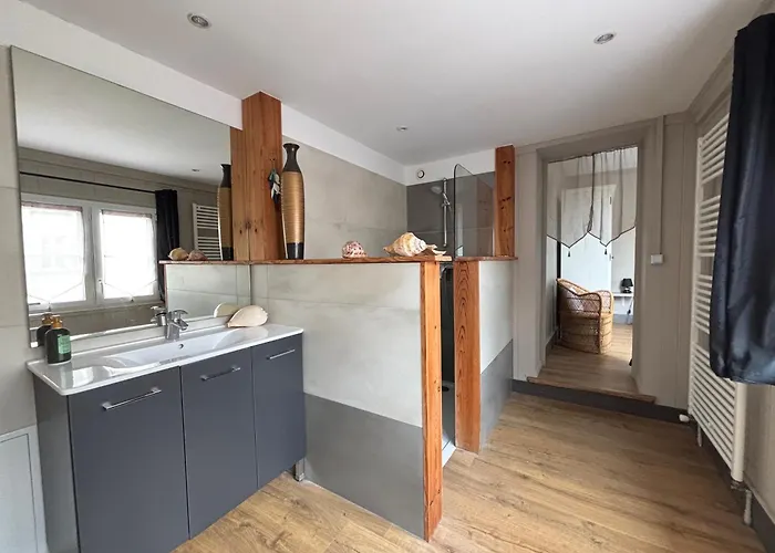 Dom wakacyjny Embruns Maison Spacieuse Renovee 5 Ch 3 Sdb 2 Wc Belle Terrasse Amenagee Barbecue A 250 M De La En Plein Centre D' Au Coeur Des Plages Du Debarquement, Proximite De Bayeux *