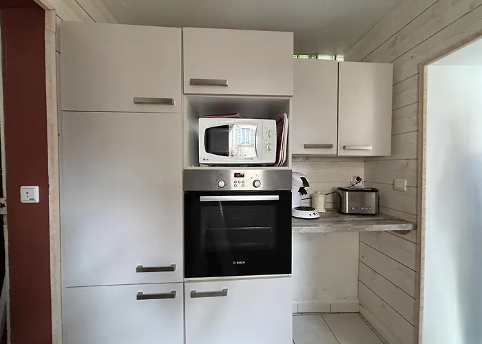 Embruns Maison Spacieuse Renovee 5 Ch 3 Sdb 2 Wc Belle Terrasse Amenagee Barbecue A 250 M De La En Plein Centre D' Au Coeur Des Plages Du Debarquement, Proximite De Bayeux Arromanches-les-Bains