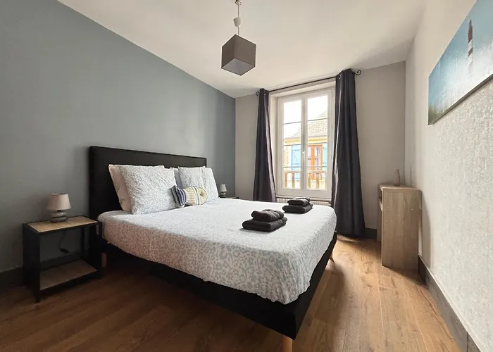 펜션 Embruns Maison Spacieuse Renovee 5 Ch 3 Sdb 2 Wc Belle Terrasse Amenagee Barbecue A 250 M De La En Plein Centre D' Au Coeur Des Plages Du Debarquement, Proximite De Bayeux