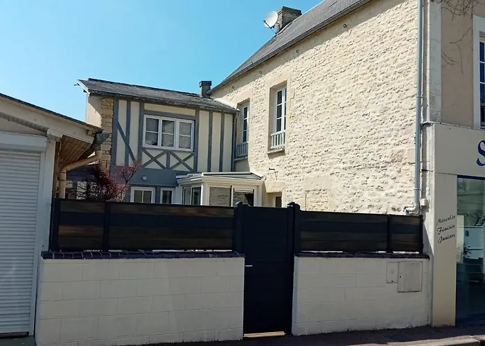 Embruns Maison Spacieuse Renovee 5 Ch 3 Sdb 2 Wc Belle Terrasse Amenagee Barbecue A 250 M De La En Plein Centre D' Au Coeur Des Plages Du Debarquement, Proximite De Bayeux * Arromanches-les-Bains