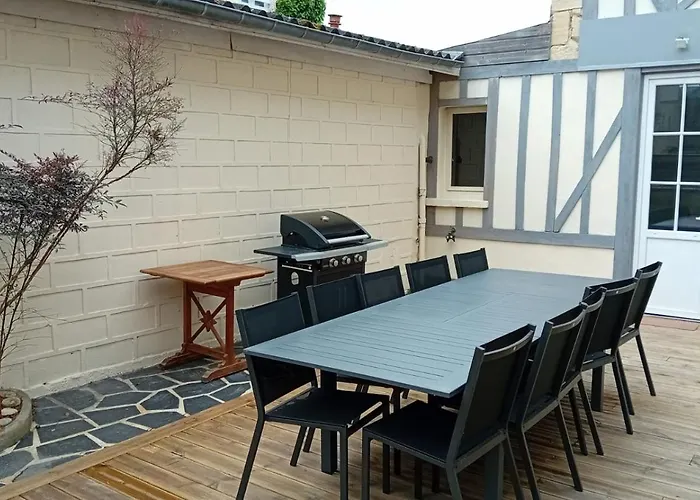 Embruns Maison Spacieuse Renovee 5 Ch 3 Sdb 2 Wc Belle Terrasse Amenagee Barbecue A 250 M De La En Plein Centre D' Au Coeur Des Plages Du Debarquement, Proximite De Bayeux 펜션 아로만체스레방