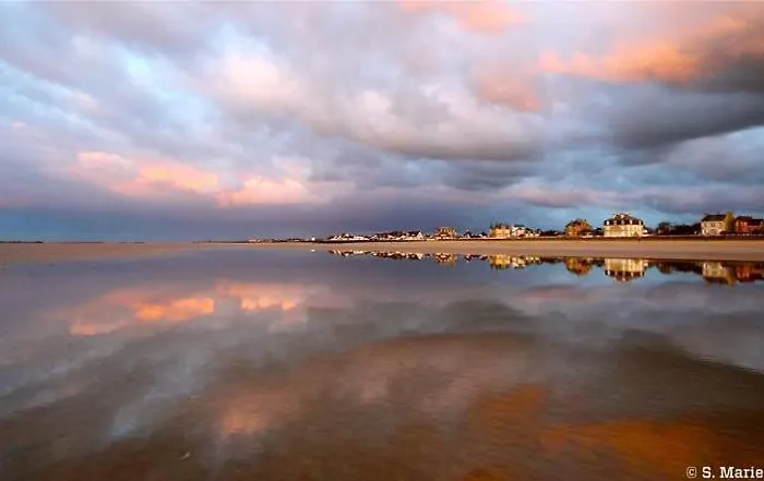 Dom wakacyjny Embruns Maison Spacieuse Renovee 5 Ch 3 Sdb 2 Wc Belle Terrasse Amenagee Barbecue A 250 M De La En Plein Centre D' Au Coeur Des Plages Du Debarquement, Proximite De Bayeux Arromanches-les-Bains