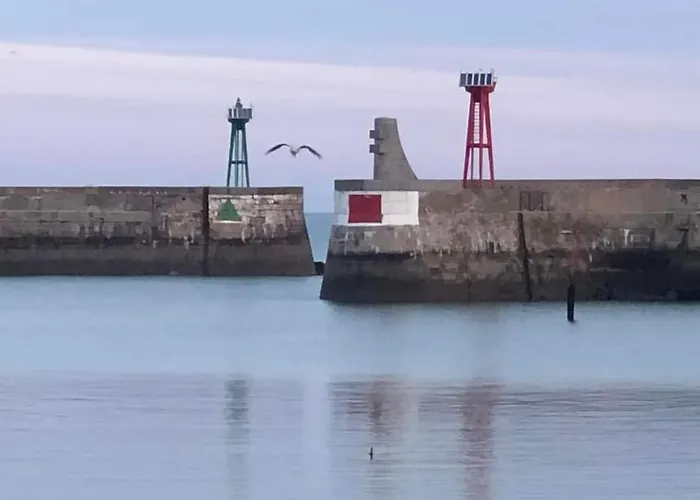 Dom wakacyjny Embruns Maison Spacieuse Renovee 5 Ch 3 Sdb 2 Wc Belle Terrasse Amenagee Barbecue A 250 M De La En Plein Centre D' Au Coeur Des Plages Du Debarquement, Proximite De Bayeux